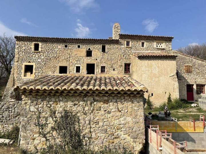 Entreprise générale du bâtiment, Sainte-Cécile-les-Vignes